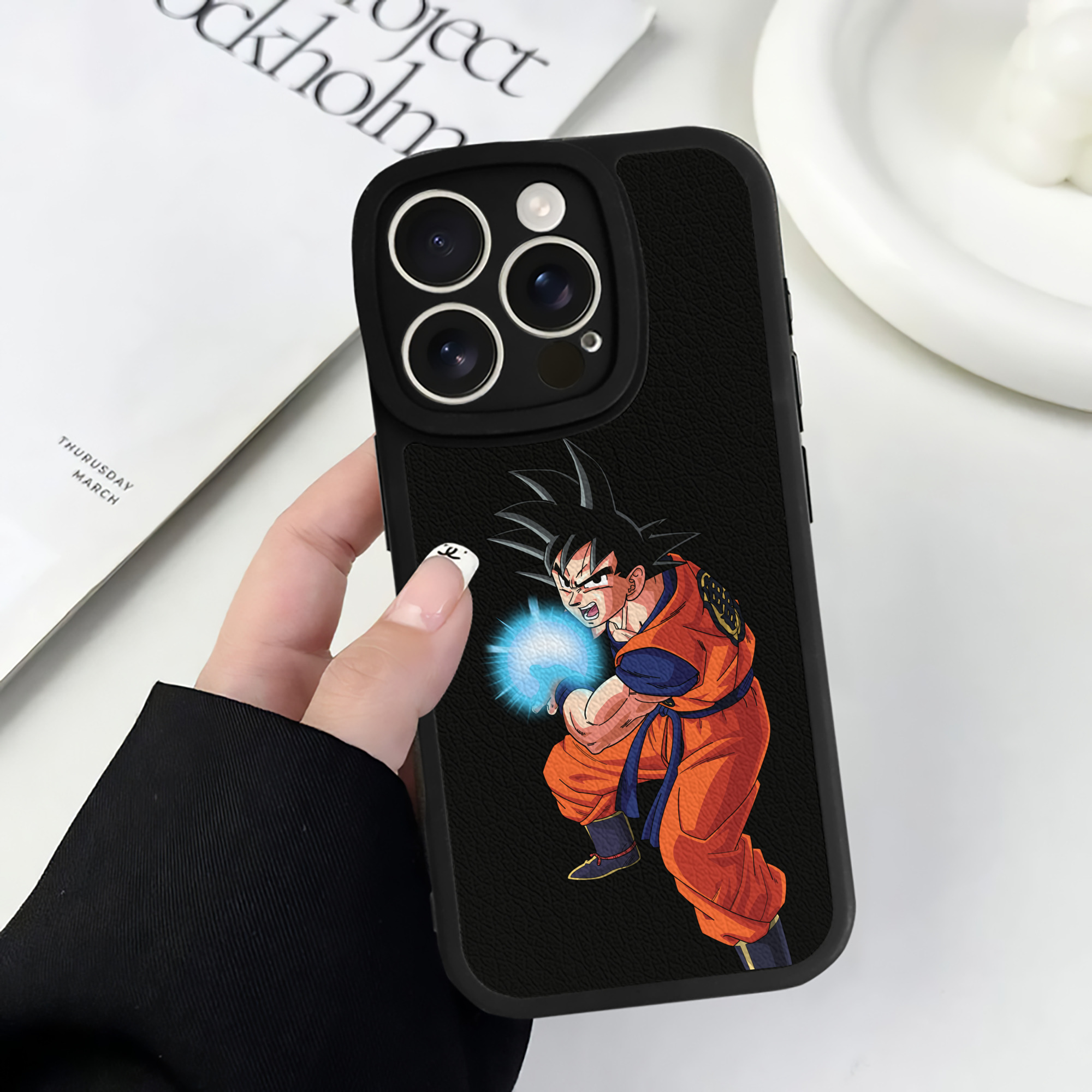 （画像用） ドラゴンボール 孫悟空（そん ごくう）Son Goku カカロット DRAGON BALL Kakarotto 【iPhone 16シリーズ対応】シリコンスマホケース（レザー調） 材質：シリコン